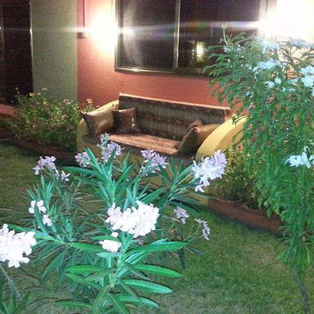 Golden Lilies Hotel Kokrobite Exterior foto