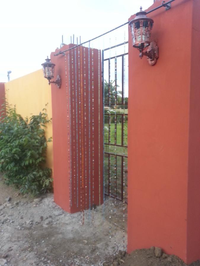 Golden Lilies Hotel Kokrobite Exterior foto