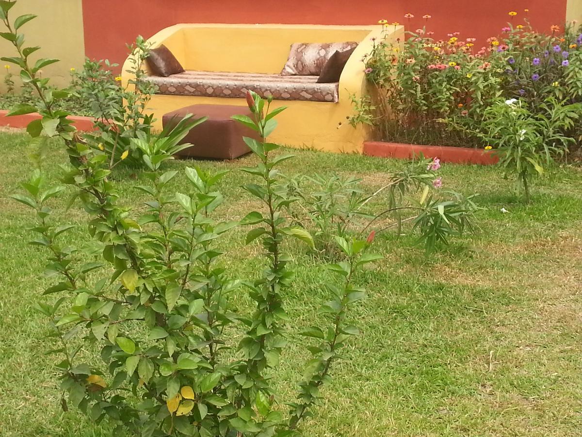Golden Lilies Hotel Kokrobite Exterior foto