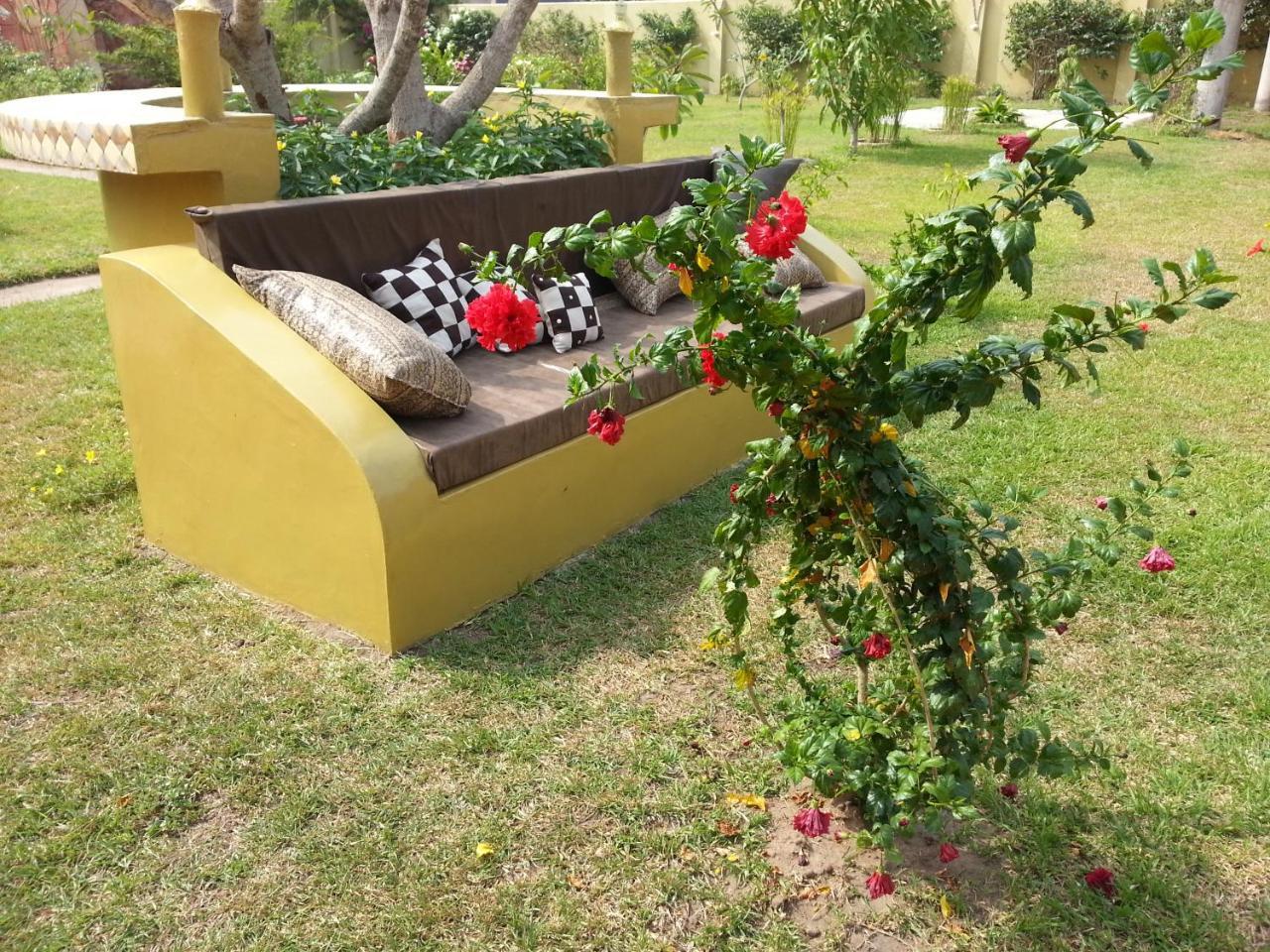 Golden Lilies Hotel Kokrobite Exterior foto