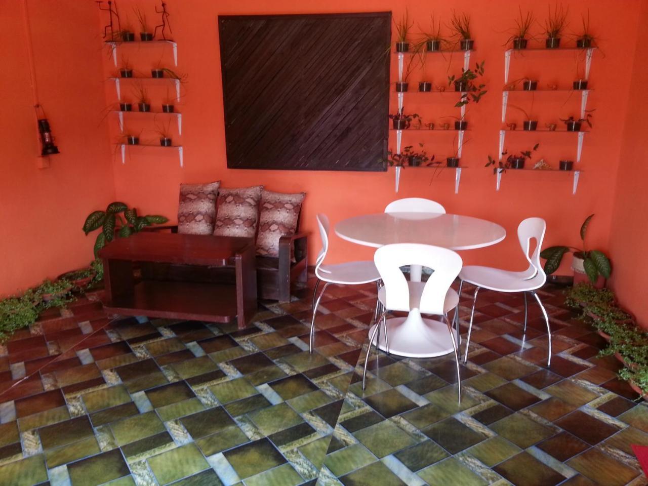 Golden Lilies Hotel Kokrobite Exterior foto