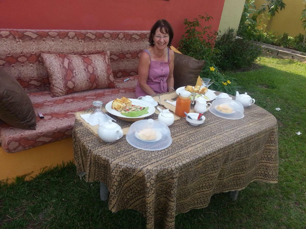Golden Lilies Hotel Kokrobite Exterior foto
